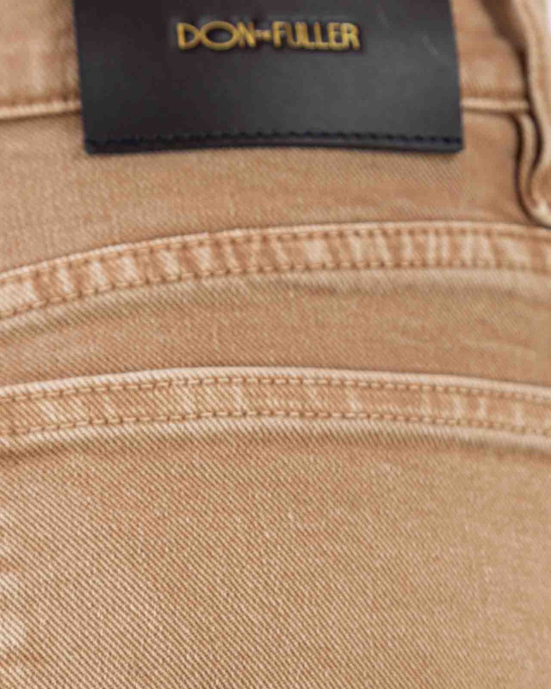 shop DON THE FULLER Saldi Jeans: Don The Fuller jeans "West" a zampa.
Elasticizzato.
Modello 5 tasche.
Passanti per cintura.
Vita alta.
Chiusura con zip e bottone.
Composizione: 98% Cotone 2% Elastan.
Fabbricato in Italia.. WEST DTF KE FW1835-C number 9621513